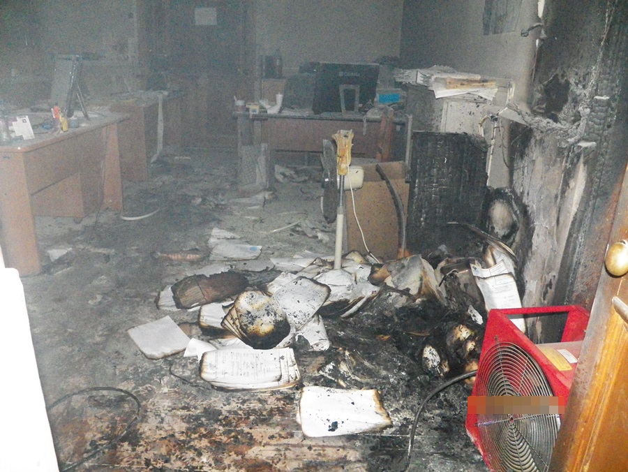 La oportuna llegada de bomberos impidió que las llamas se propagaran al resto del edificio.