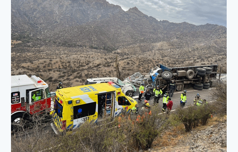 La magnitud del accidente ocurrido en el camino de la cuesta. (Fotografías gentileza Cuerpos de Bomberos de Rinconada y Los Andes-Calle Larga).