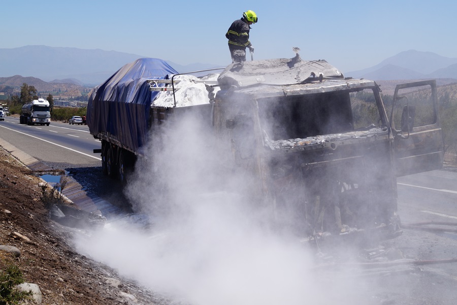 El conductor dijo que primero sintió una explosión abajo de la cabina.
