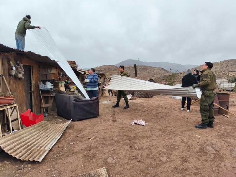 Carabineros auxilia a familia afectada por la voladura del techo de su casa en Putaendo