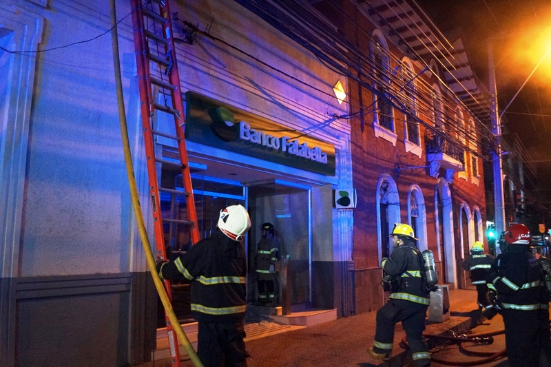 La rápida acción de bomberos impidió que el fuego se propagara al resto de la propiedad y locales contiguos (Fotos exclusivas LAON).