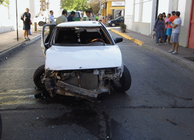 Andes on line Conductor ebrio choca contra un poste en pleno centro