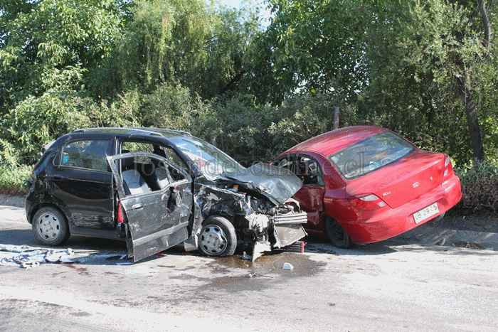 El Chevrolet primero volcó y se arrastró hasta colisionar con el automóvil Kia (Fotos exclusivas LAON).