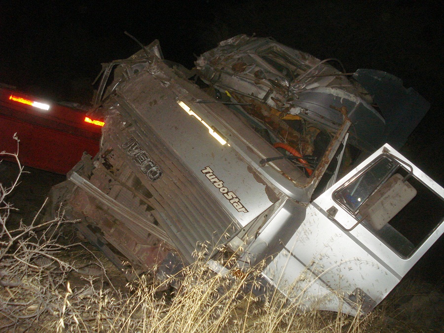 El camión quedó en el fondo de un barranco (Fotos exclusivas Los Andes On Line).