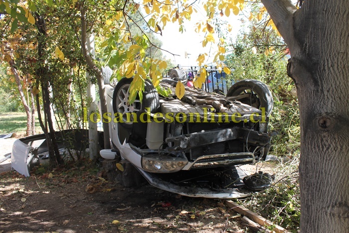 Andes on line | Automóvil termina volcado en el patio de una casa en la ...