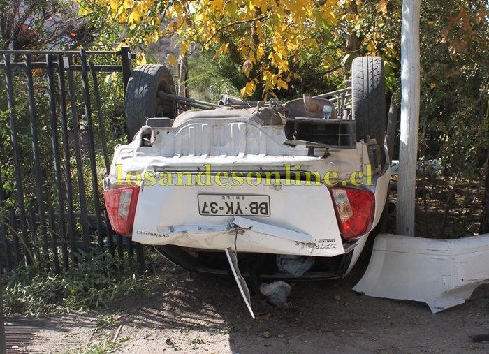 Andes on line | Automóvil termina volcado en el patio de una casa en la ...