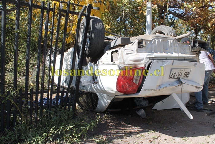 Andes on line | Automóvil termina volcado en el patio de una casa en la ...