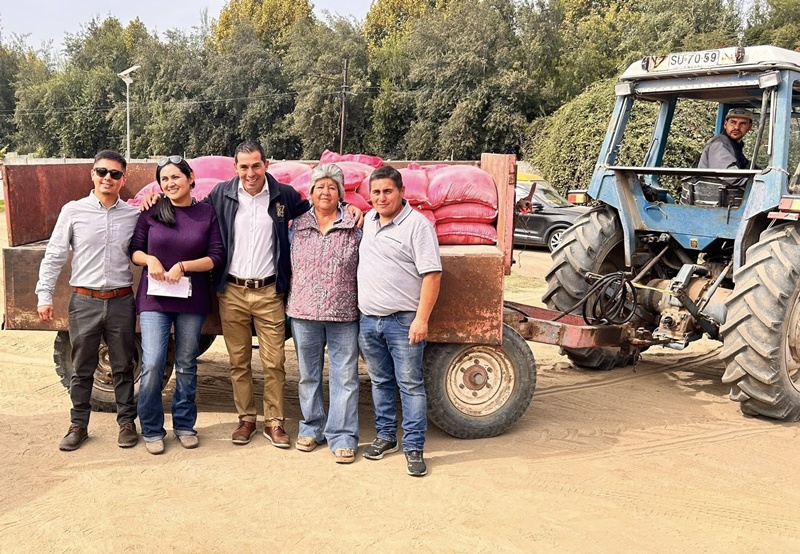 Usuarios de Prodesal de Panquehue reciben alimentos para aves por parte de Indap