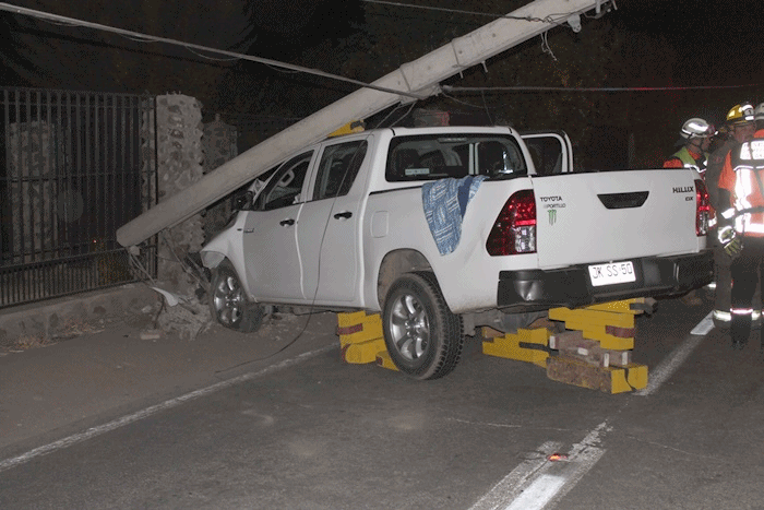 Andes on line | Camioneta chocó y derribó un poste en el camino a San ...