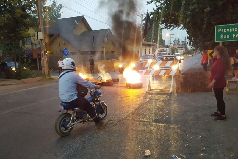 Andes on line | Vecinos de San Rafael bloquearon con barricadas la ruta ...
